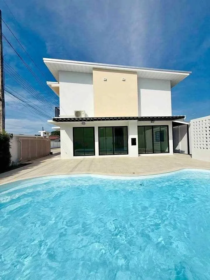 Villa con piscina nueva de 3 habitaciones en venta en Thalang