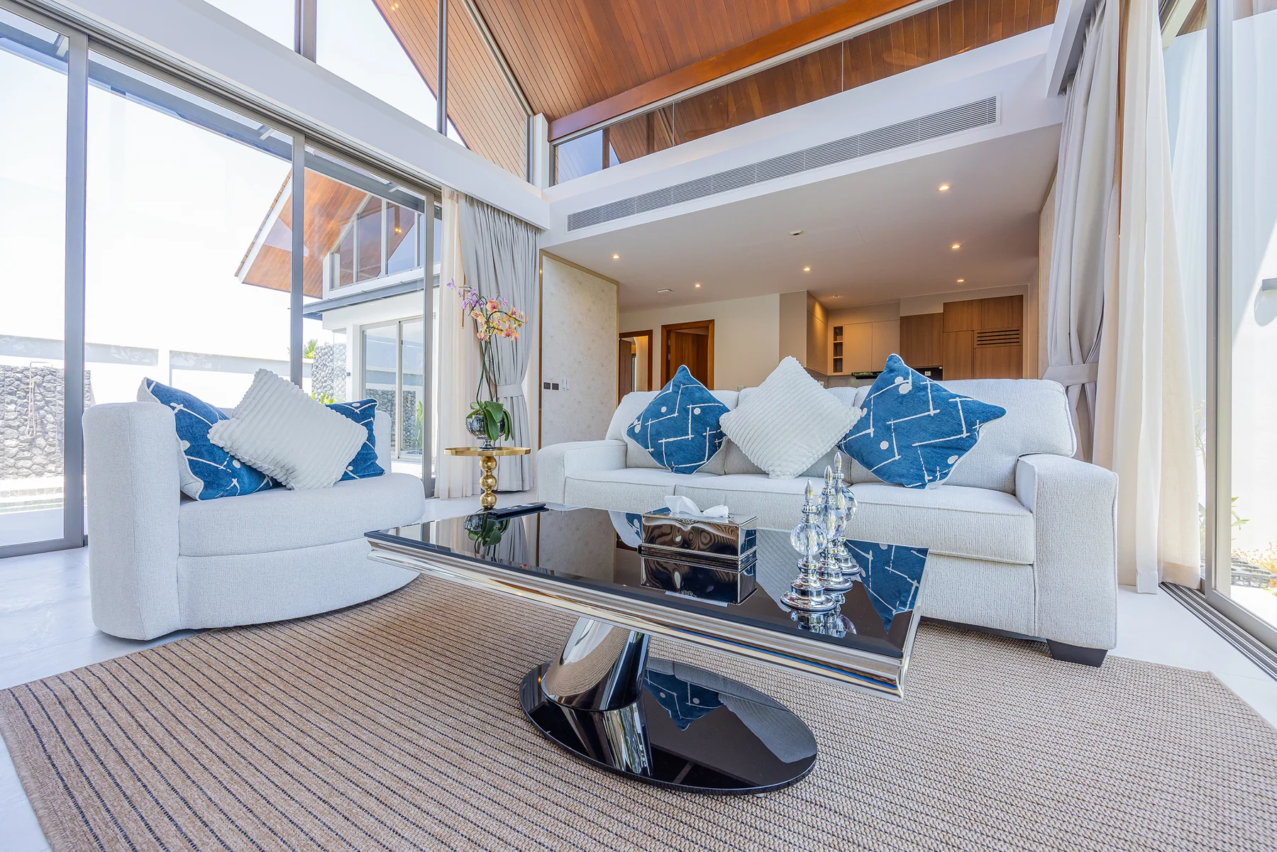 GM1 · photographs of the completed villa