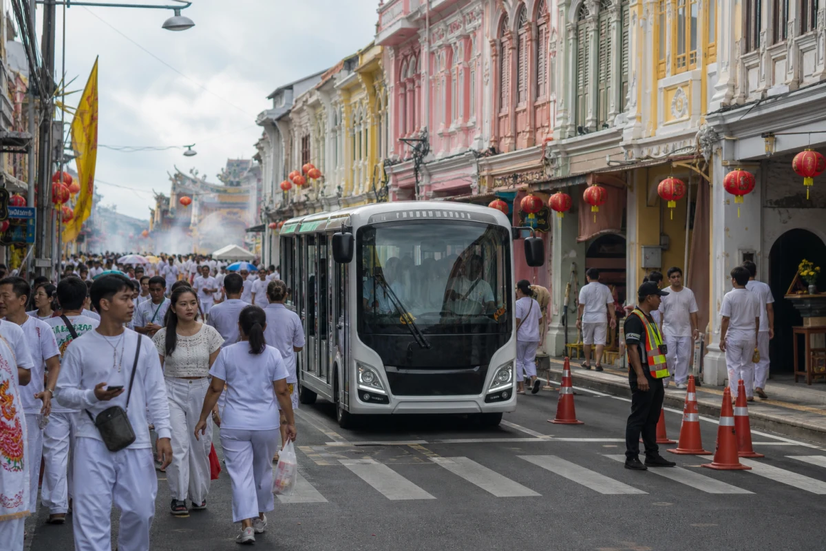 EV-автобус в Старом Пхукет-Тауне перестроили под дни Вегетарианского фестиваля