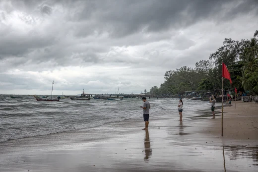 Phuket geht in ein Regenfenster: Strand, Pier und Straße können sich schnell ändern
