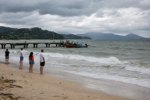 Phuket’s west coast faces rough seas and thunderstorms through 13 September