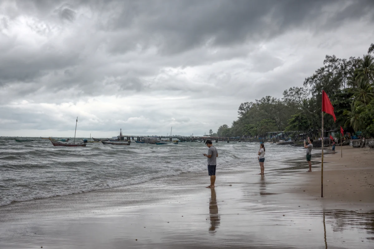 Phuket geht in ein Regenfenster: Strand, Pier und Straße können sich schnell ändern